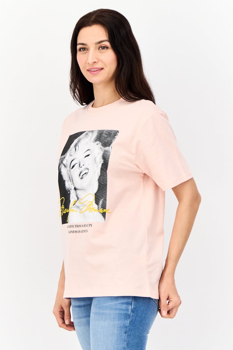 Marilyn Monroe تي شيرت نسائي بأكمام قصيرة وبتصميم جرافيكي، وردي - Image 2